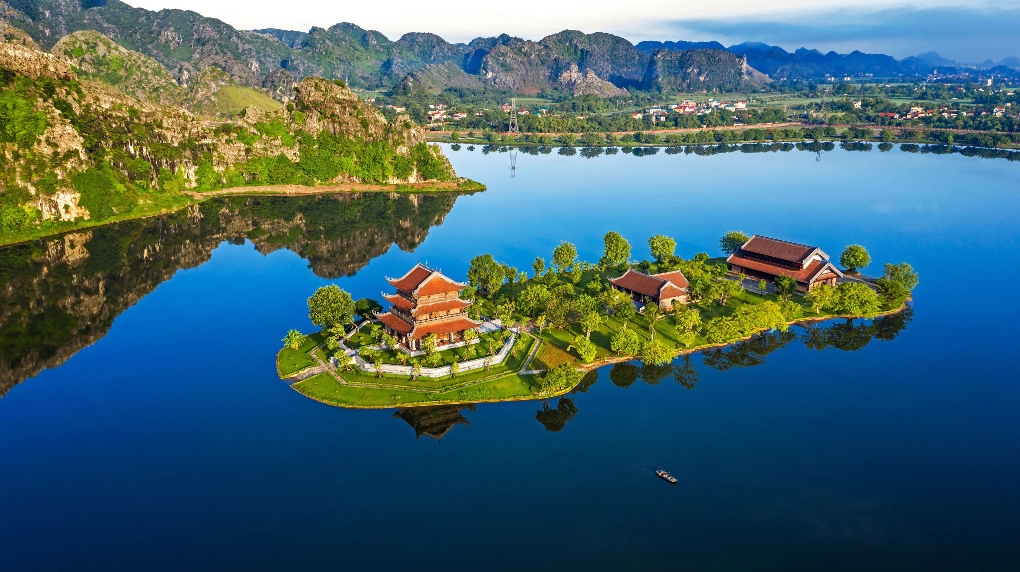 Ninh Binh Nature Tour: Hoa Lu, Mua Cave & Van Long Reserve